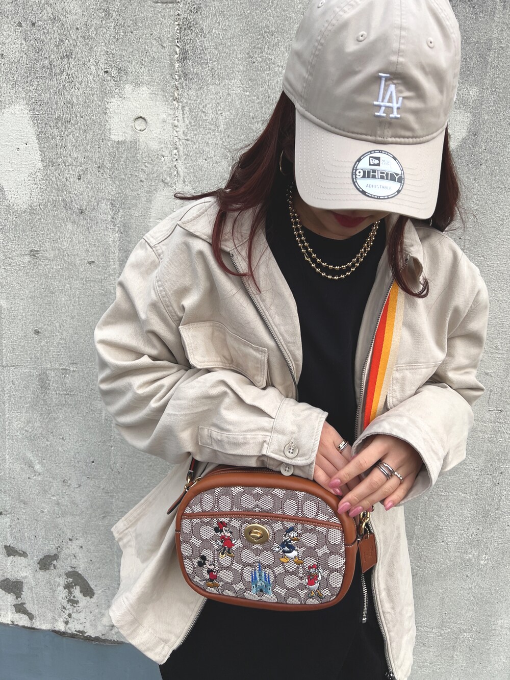 ベージュ系のショルダーバッグ、ベージュ系のジャケット/アウターを着用したレディースの春コーディネートの2枚目の写真