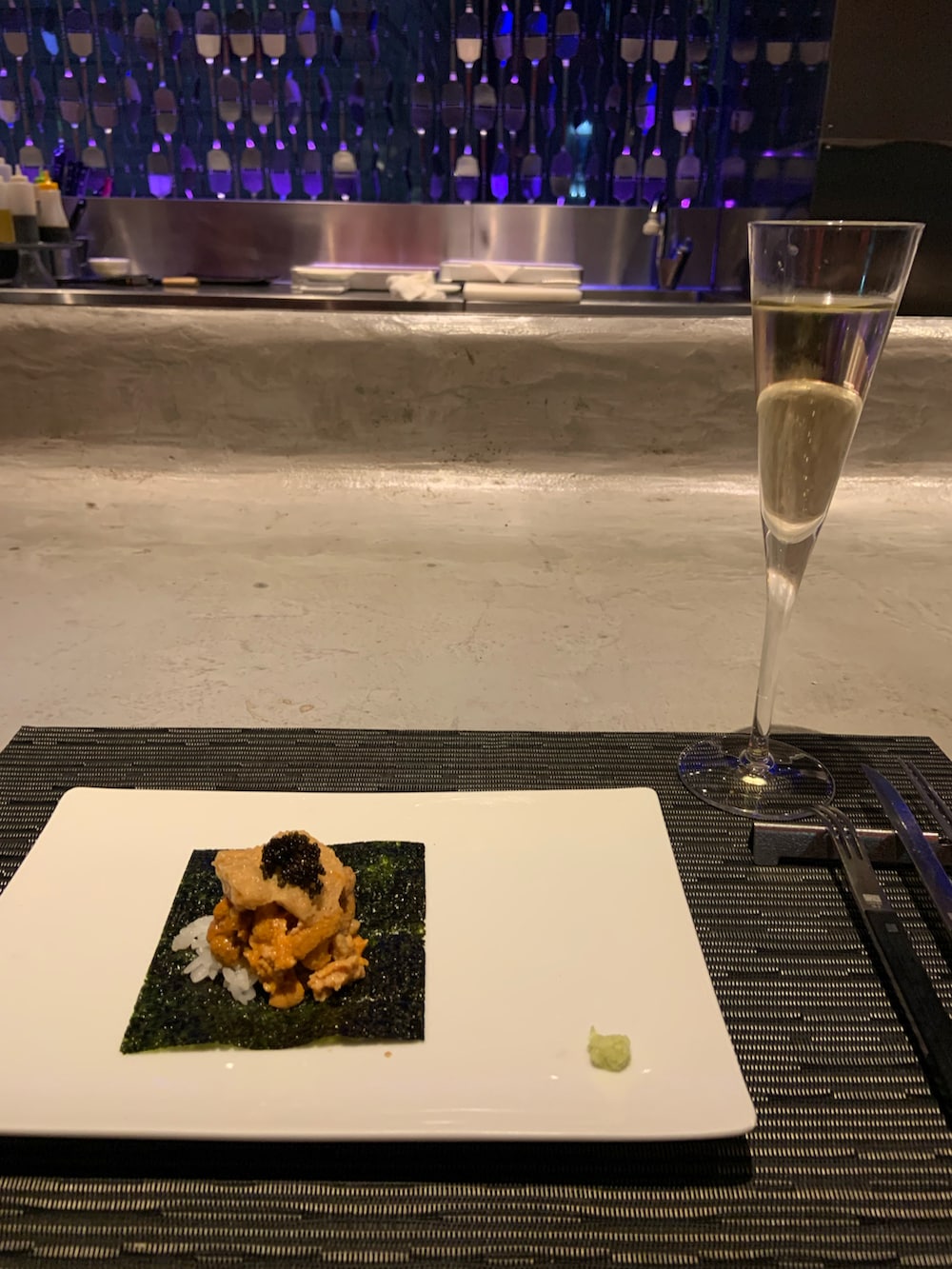 ブラウン系のショルダーバッグ、ブラック系のシャツ/ブラウスを着用したレディースの春コーディネートの4枚目の写真