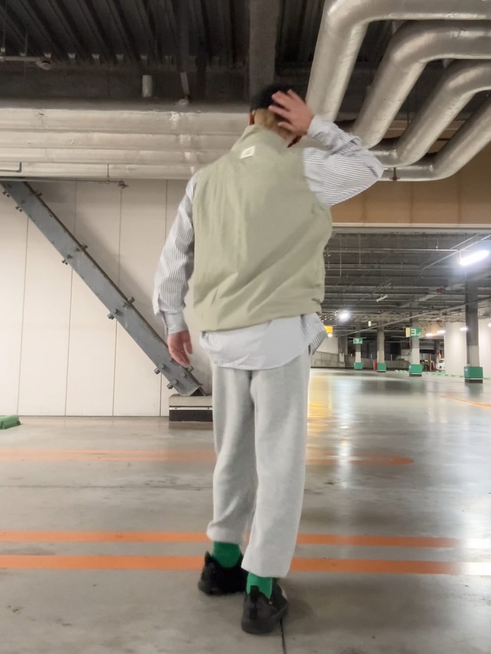 「スウェットパンツ、フリース、ベストコーデ、シャツスタイル、ユニクロコーデ、teva、最近のいい感じコーデ」｜「DAIWA PIER39のDAIWA PIER39 TECH FLEECE 6PANEL CAP ダイワ ピア39（キャップ、ブラック系）」を使った、ユダ さん（メンズ・168cm）の冬コーディネートの2枚目の写真