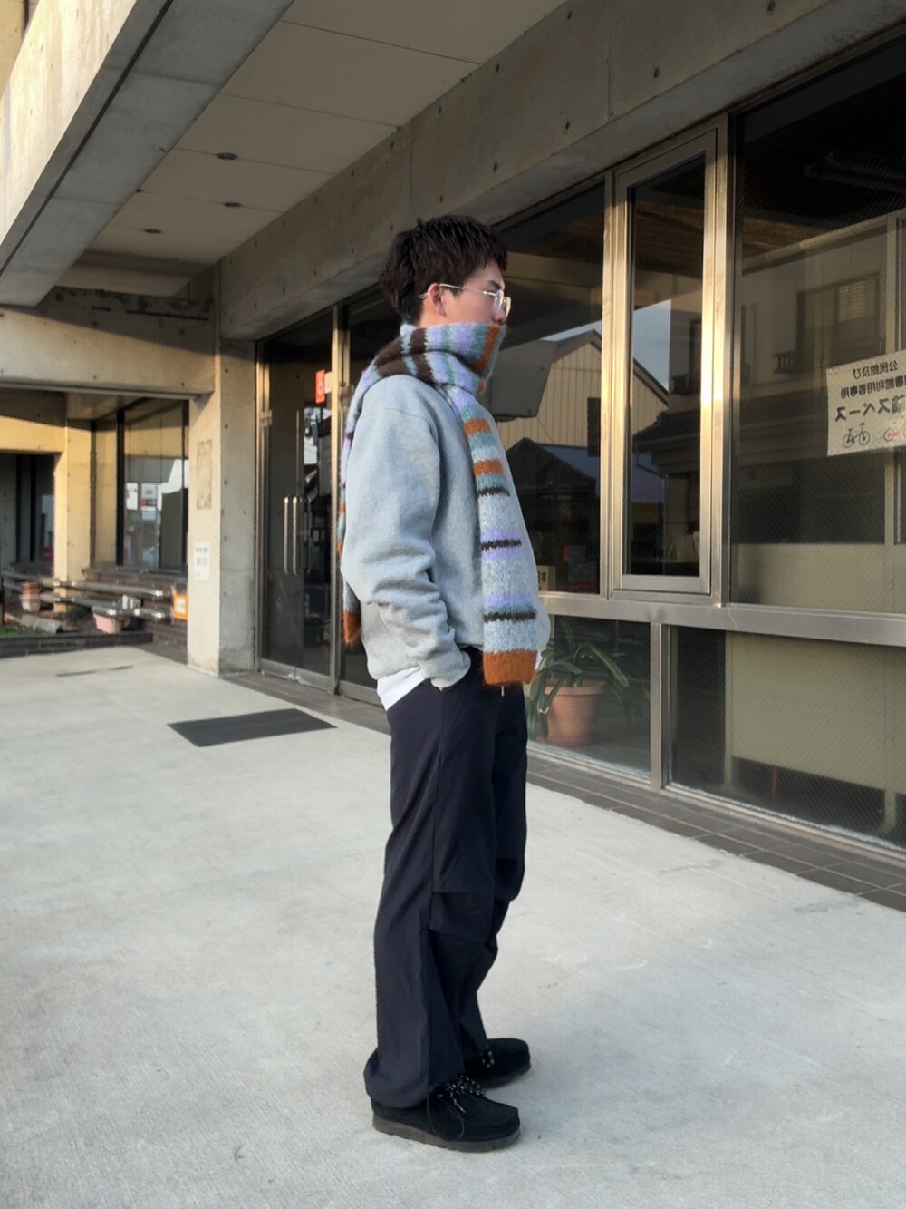 ブラック系のその他アウター、ブルー系のカーゴパンツ、ブラック系のモカシン/デッキシューズを着用したメンズの冬コーディネートの3枚目の写真