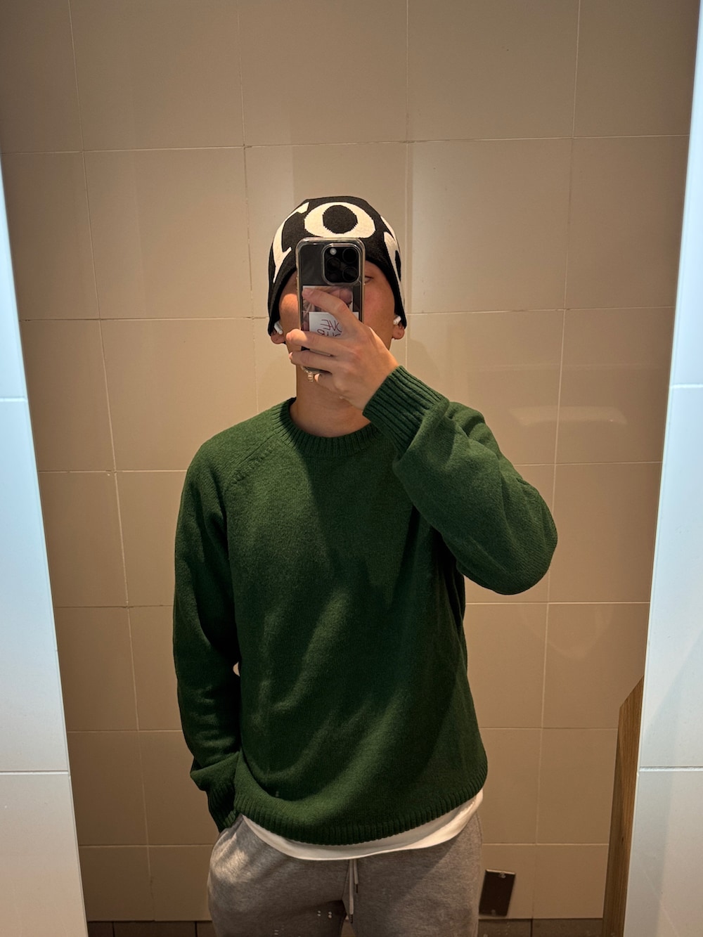 ブラック系のブルゾン、グレー系のスウェットパンツ、ブラック系のスニーカーを着用したメンズの冬コーディネートの4枚目の写真