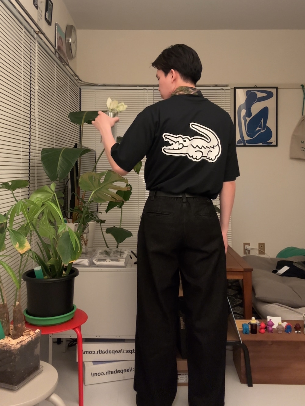 ブラック系のTシャツ/カットソー、ブラック系のデニムパンツ、ホワイト系のスニーカーを着用したメンズの春コーディネートの2枚目の写真