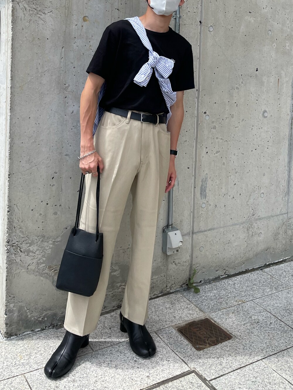 ブラック系のTシャツ/カットソー、ブルー系のシャツ/ブラウス、ベージュ系のスラックスを着用したメンズの夏コーディネートの2枚目の写真