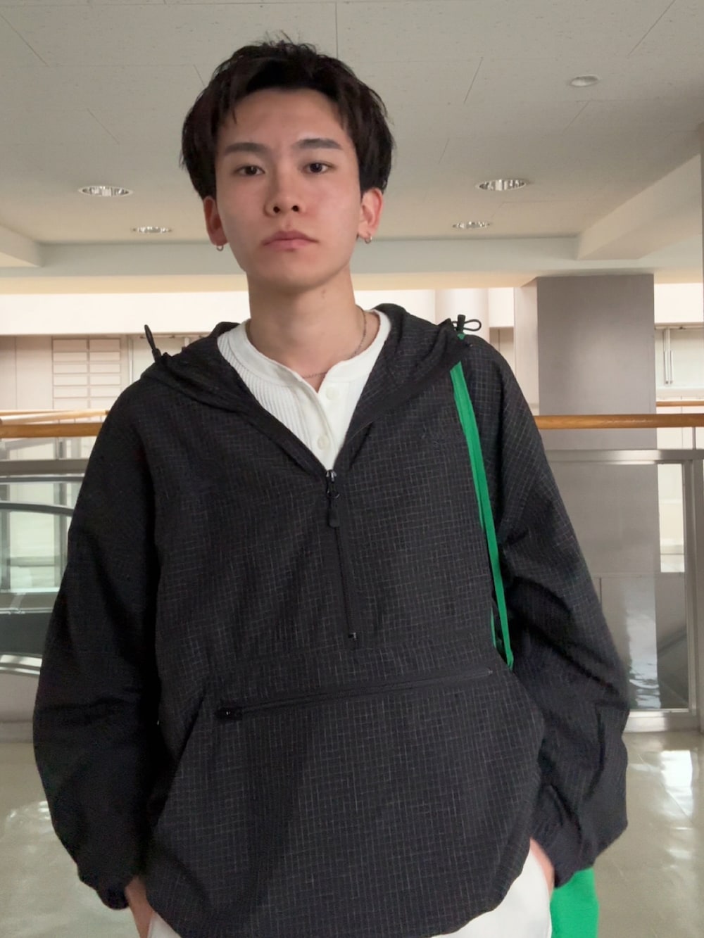 ブラック系のその他アウター、ブラウン系のスウェットパンツを着用したメンズの春コーディネートの3枚目の写真