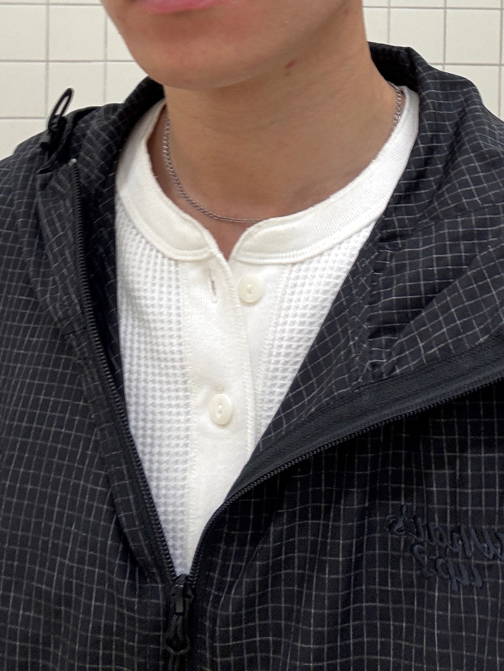 ブラック系のその他アウター、ブラウン系のスウェットパンツを着用したメンズの春コーディネートの4枚目の写真