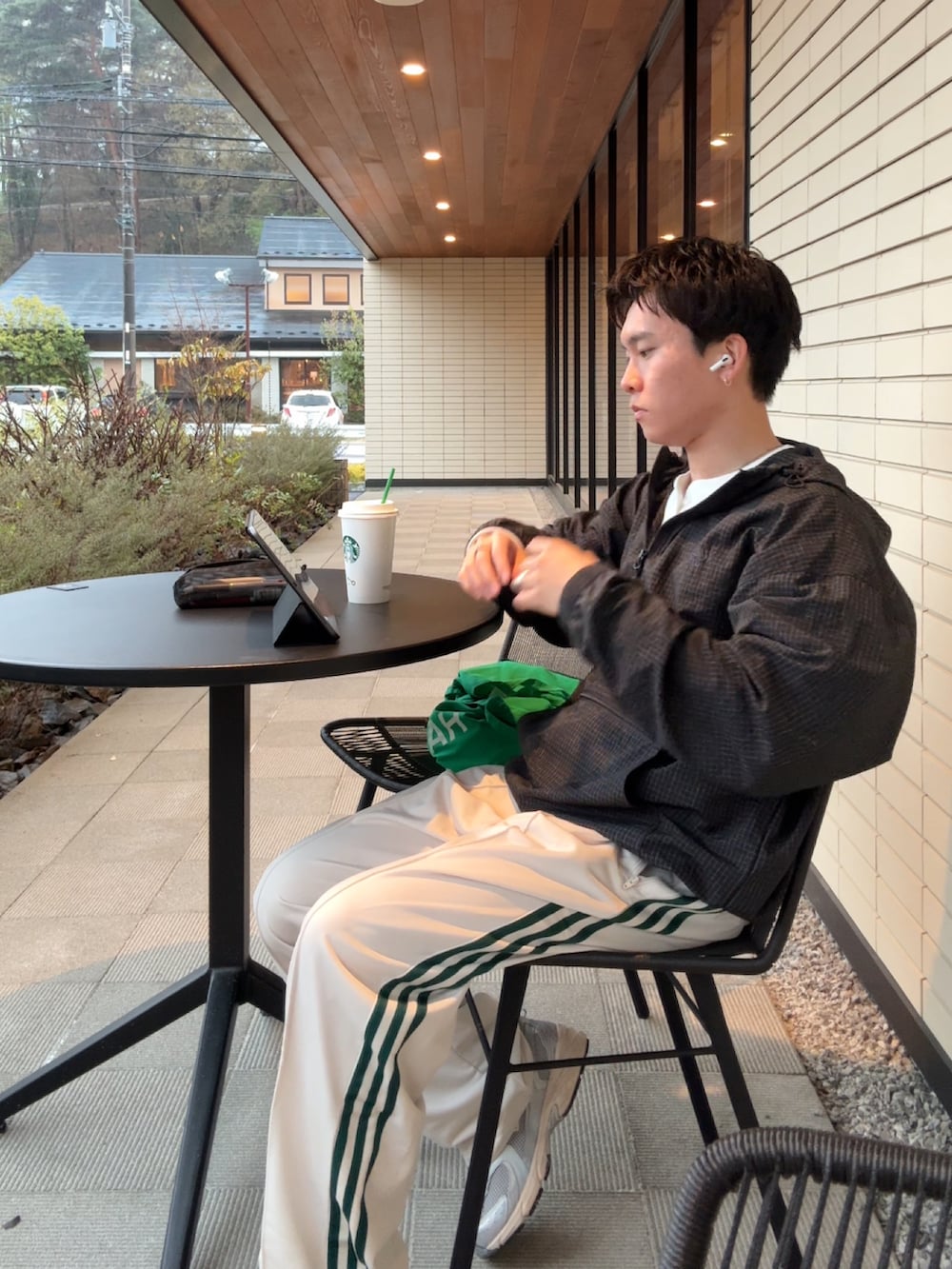 ブラック系のその他アウター、ブラウン系のスウェットパンツを着用したメンズの春コーディネートの2枚目の写真