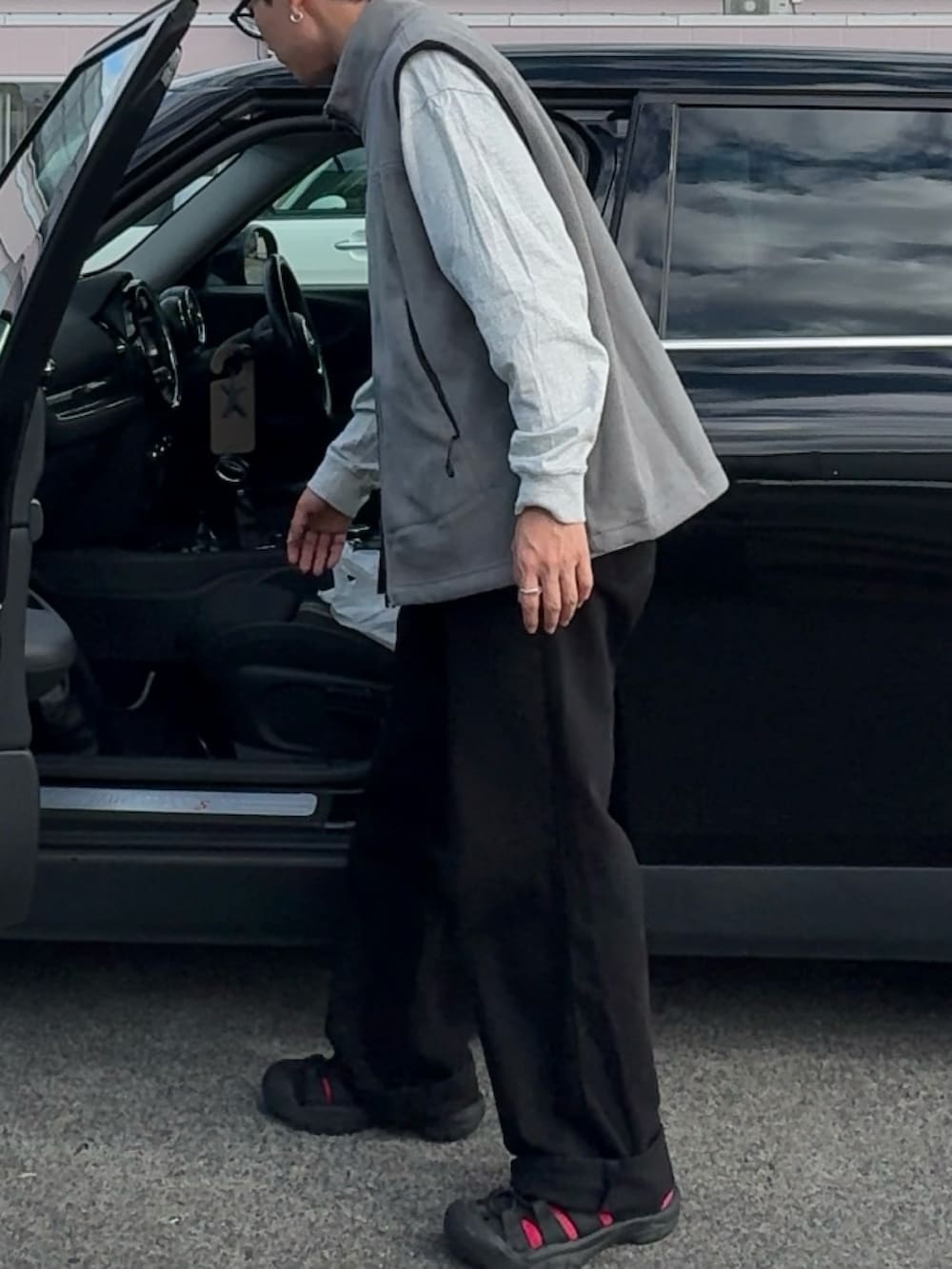 グレー系のベスト、ホワイト系のTシャツ/カットソー、ブラック系のデニムパンツを着用したメンズの秋コーディネートの4枚目の写真