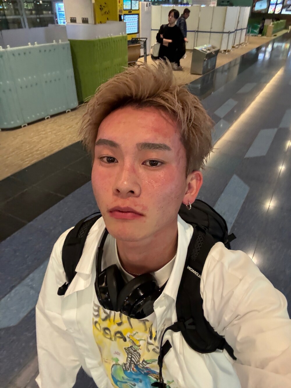 ピンク系のその他パンツ、ホワイト系のTシャツ/カットソー、ブラック系のサンダルを着用したメンズの秋コーディネートの3枚目の写真