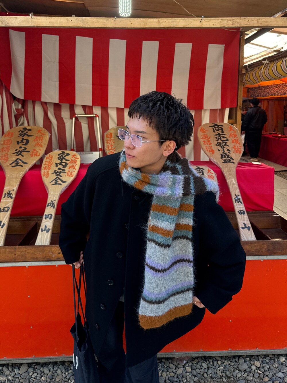 ブラック系のその他アウター、ブルー系のカーゴパンツ、ブラック系のモカシン/デッキシューズを着用したメンズの冬コーディネートの2枚目の写真