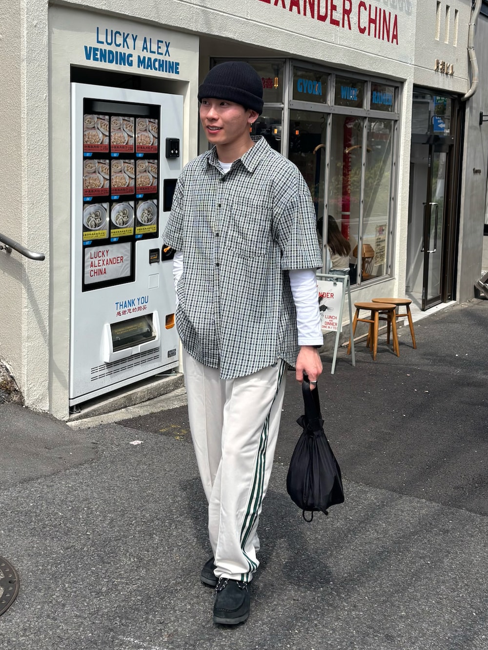 グリーン系のシャツ/ブラウス、ブラウン系のスウェットパンツ、ブラック系のモカシン/デッキシューズを着用したメンズの春コーディネートの2枚目の写真