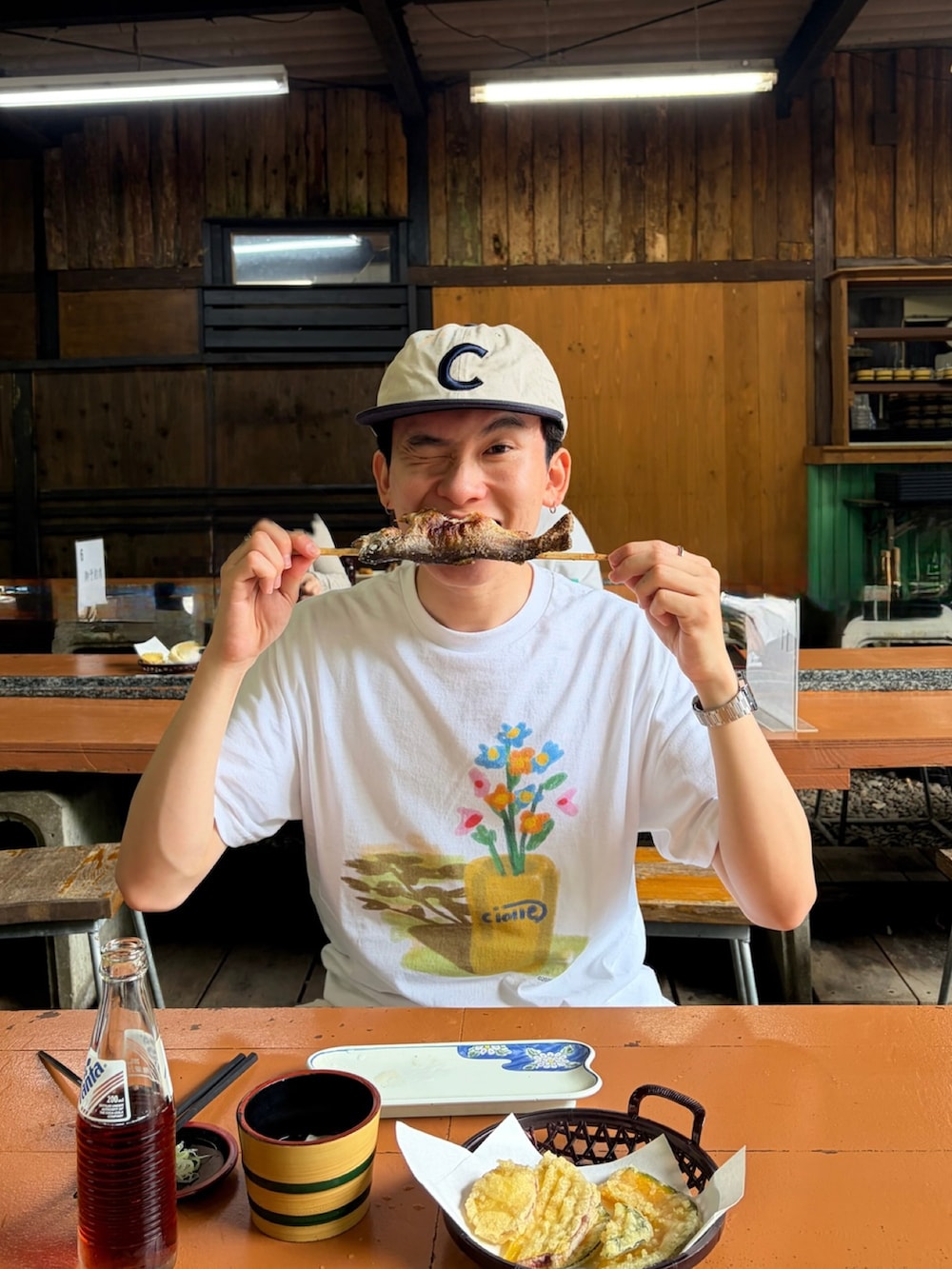 ホワイト系のTシャツ/カットソー、ホワイト系のパンツ、ブルー系のスニーカーを着用したメンズの夏コーディネートの3枚目の写真
