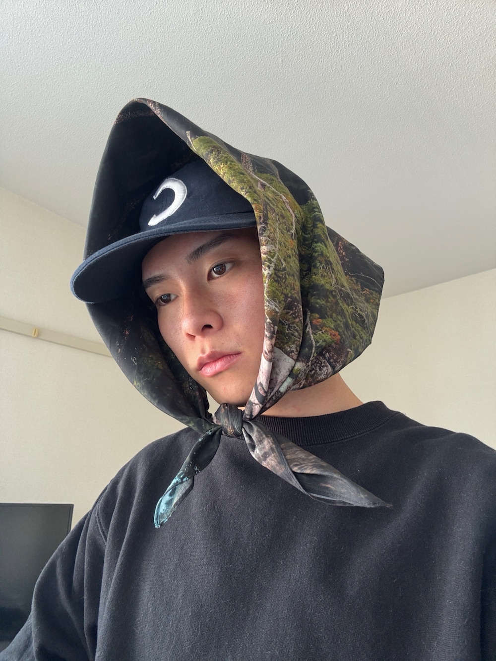 ブラック系のブルゾン、ブラウン系のチノパンツ、ブラック系のハンドバッグを着用したメンズの冬コーディネートの3枚目の写真