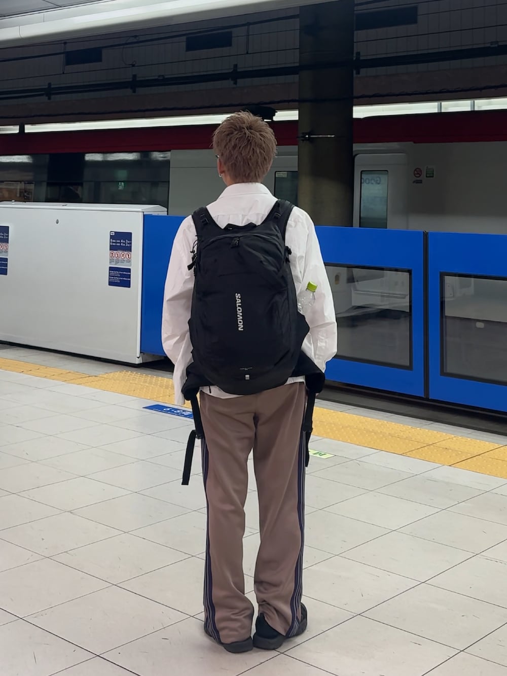 ピンク系のその他パンツ、ホワイト系のTシャツ/カットソー、ブラック系のサンダルを着用したメンズの秋コーディネートの2枚目の写真