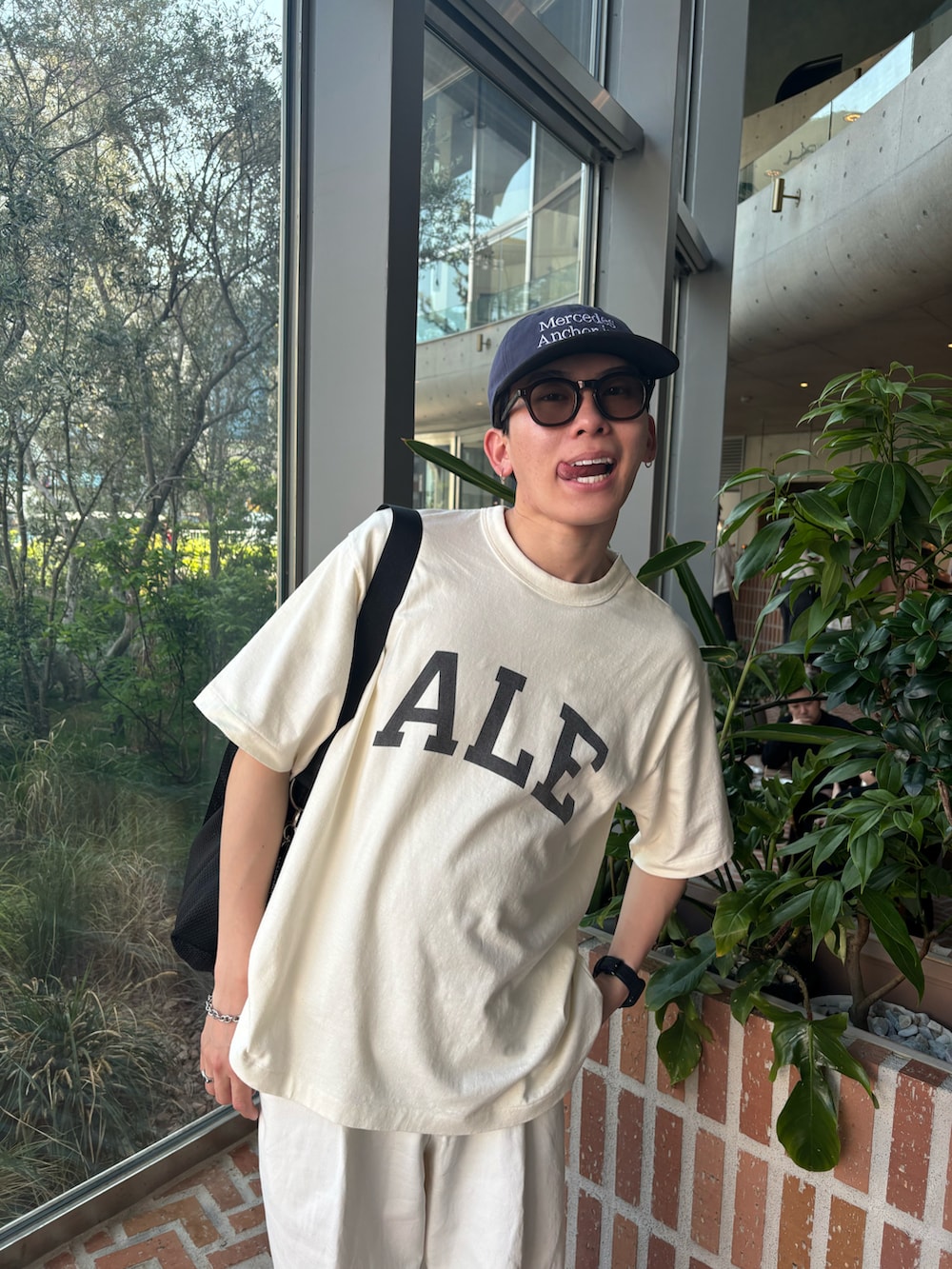 ホワイト系のTシャツ/カットソー、ホワイト系のデニムパンツ、ブラック系のスニーカーを着用したメンズの春コーディネートの2枚目の写真