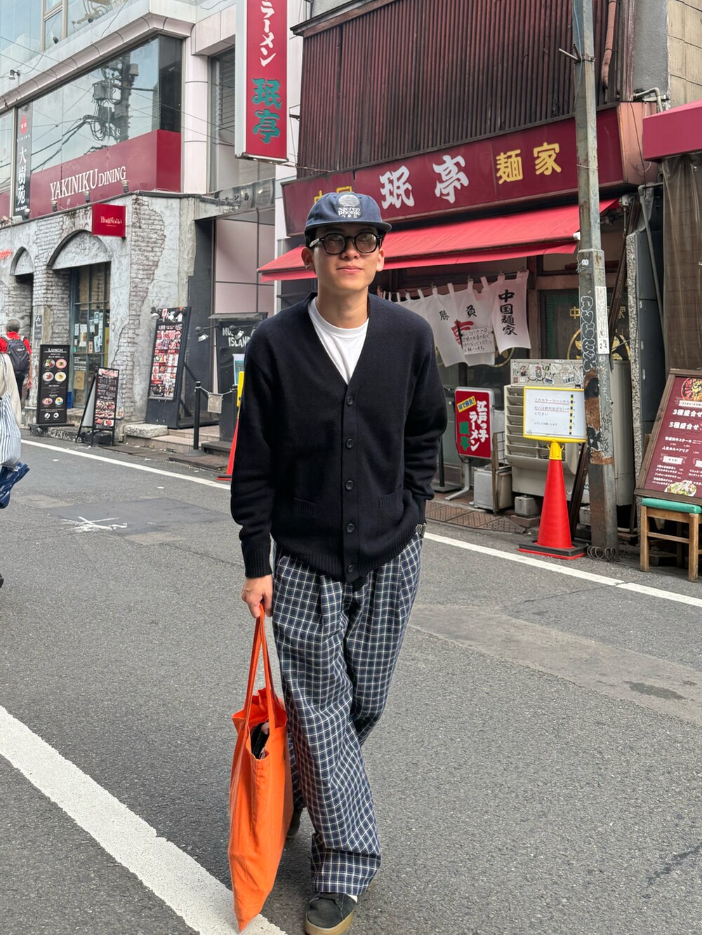 ブルー系のニット/セーター、ブルー系のパンツ、ブラック系のスニーカーを着用したメンズの秋コーディネートの3枚目の写真