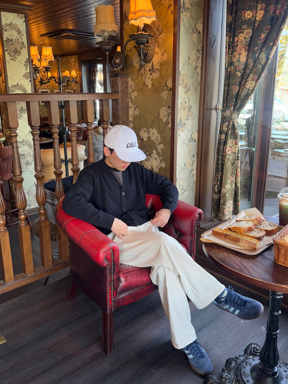 ブラック系のミリタリージャケット、ホワイト系のデニムパンツ、ブルー系のスニーカーを着用したメンズの冬コーディネートの2枚目の写真