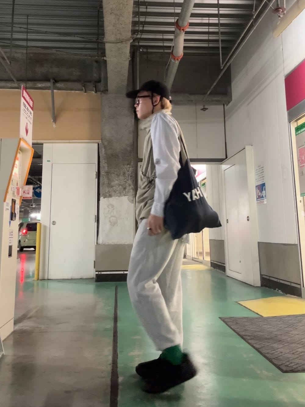 「スウェットパンツ、フリース、ベストコーデ、シャツスタイル、ユニクロコーデ、teva、最近のいい感じコーデ」｜「DAIWA PIER39のDAIWA PIER39 TECH FLEECE 6PANEL CAP ダイワ ピア39（キャップ、ブラック系）」を使った、ユダ さん（メンズ・168cm）の冬コーディネートの3枚目の写真