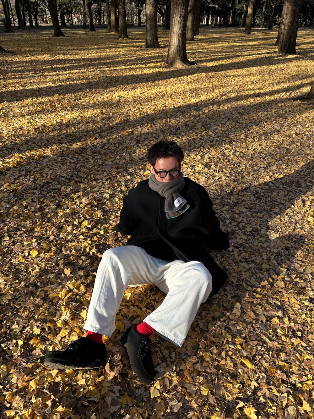 ブラック系のその他アウター、ホワイト系のデニムパンツ、ブラック系のモカシン/デッキシューズを着用したメンズの冬コーディネートの3枚目の写真