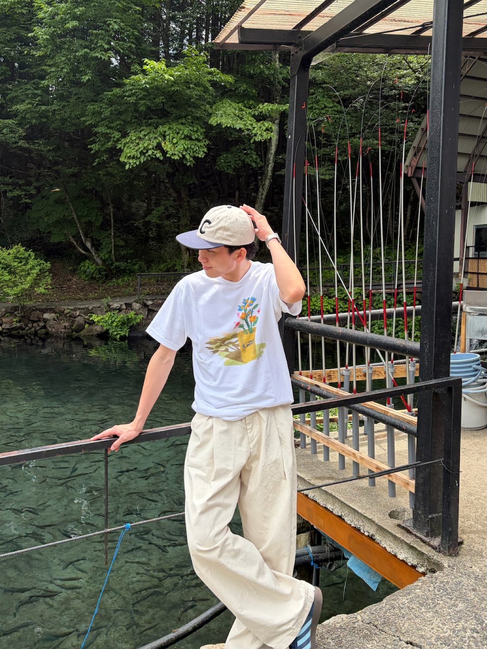 ホワイト系のTシャツ/カットソー、ホワイト系のパンツ、ブルー系のスニーカーを着用したメンズの夏コーディネートの2枚目の写真