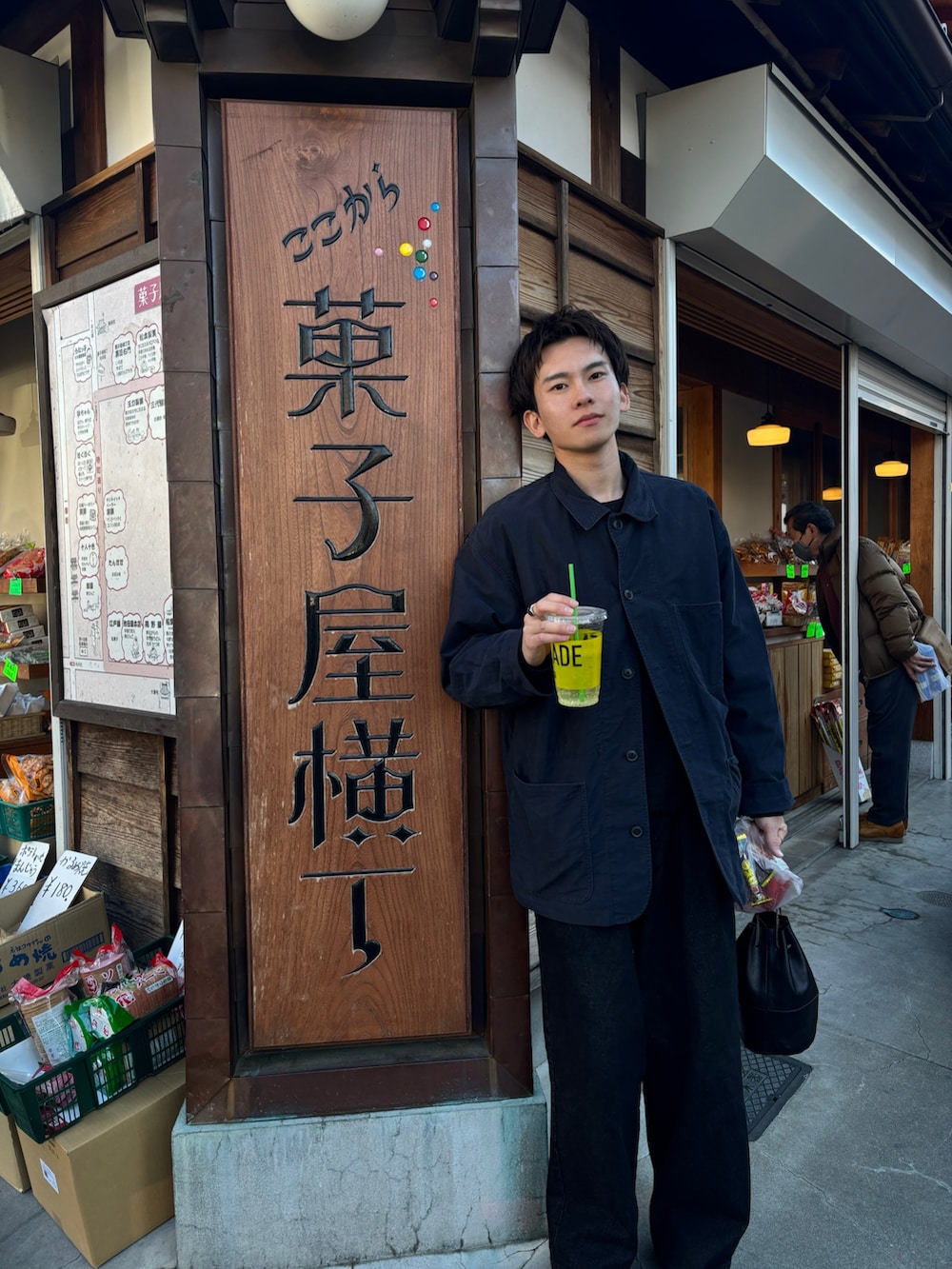 ブルー系のノーカラージャケット、ブラック系のデニムパンツ、ブラック系のモカシン/デッキシューズを着用したメンズの春コーディネートの2枚目の写真