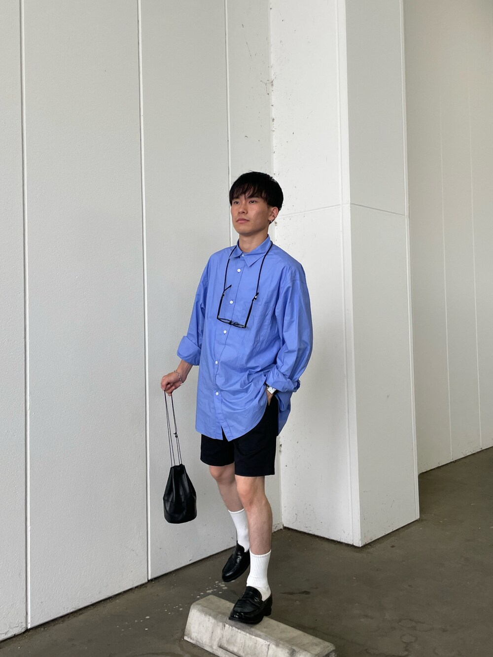 ブルー系のシャツ/ブラウス、ブラック系のチノパンツ、ブラック系のメガネを着用したメンズの秋コーディネートの2枚目の写真