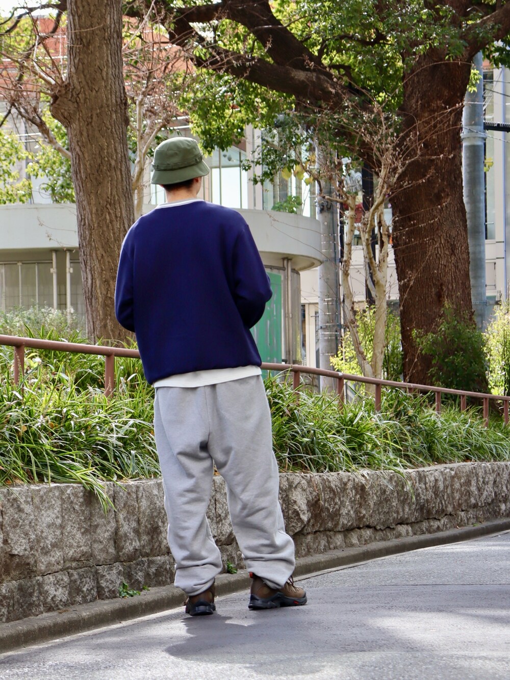 「休日スタイル、カジュアルスタイル、春、ベーシック/トラッド、キレイめカジュアル、春服、お出かけコーデ、ロンT、春アウター、春服コーデ、トレンド」｜「KEBOZのFKB JUNGLE HAT（ハット、グリーン系）」を使った、kouketsutomoyaさん（メンズ・180cm）の冬コーディネートの4枚目の写真