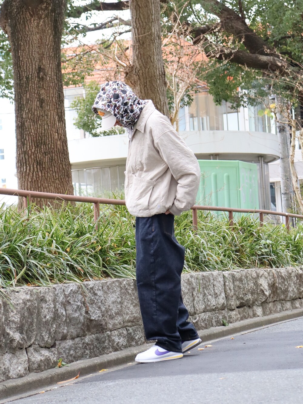 その他のパーカー、ベージュ系のブルゾン、ベージュ系のキャップを着用したメンズの冬コーディネートの2枚目の写真