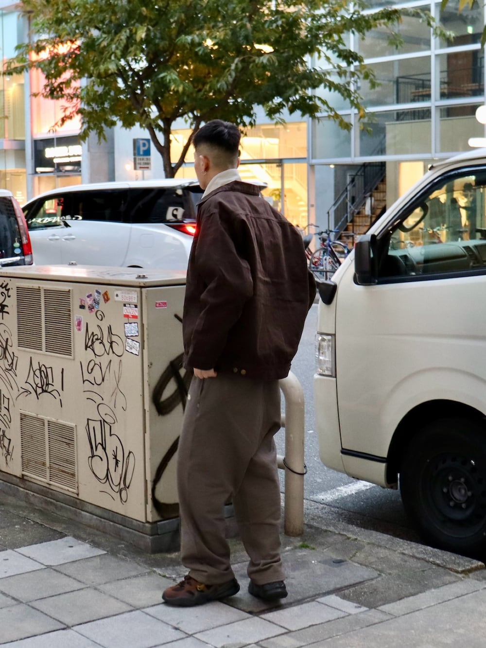 ベージュ系のスウェット、ブラウン系のスウェットパンツを着用したメンズの冬コーディネートの2枚目の写真