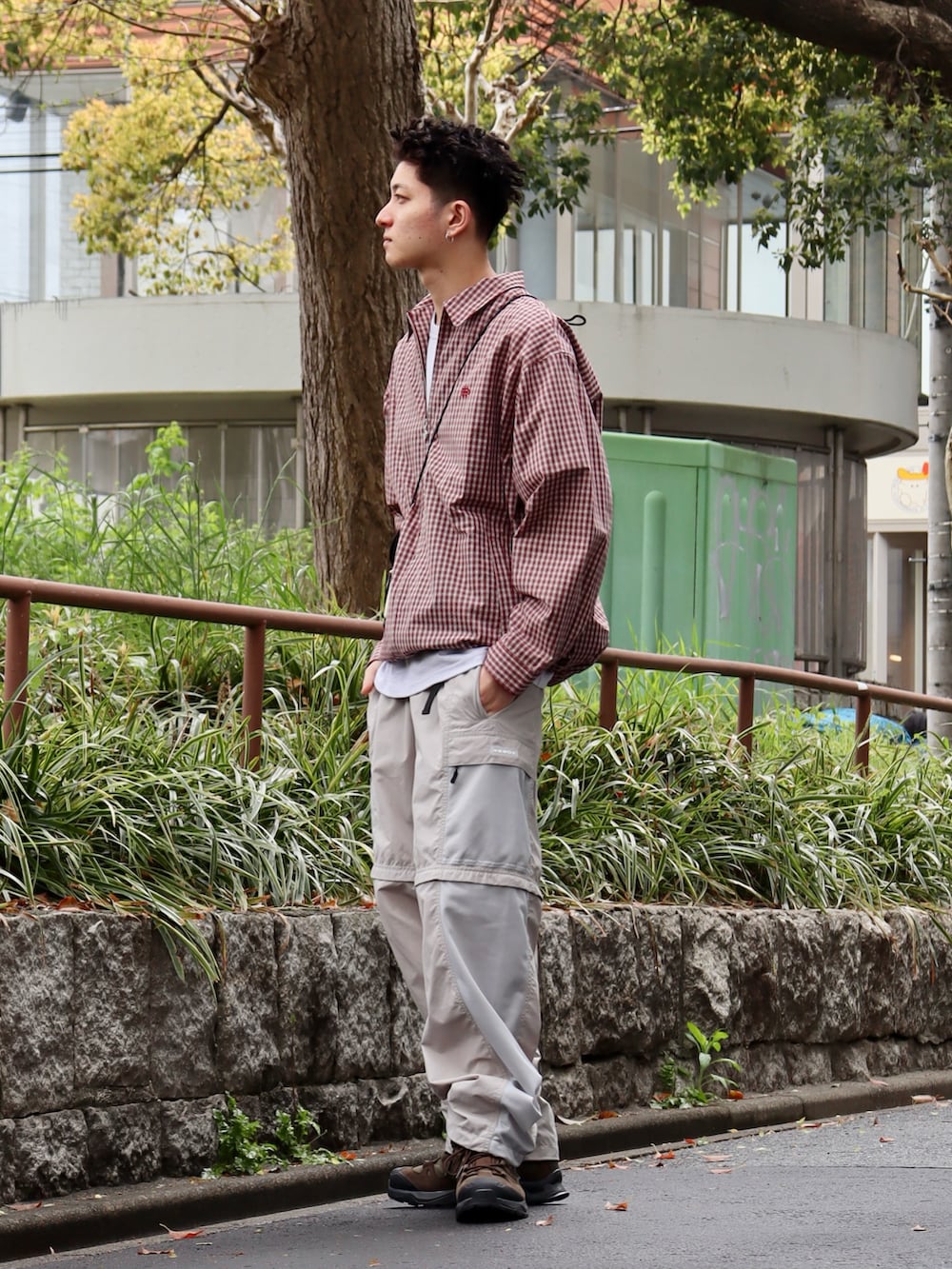 レッド系のブルゾン、グレー系のTシャツ/カットソー、ベージュ系のその他パンツを着用したメンズの春コーディネートの2枚目の写真