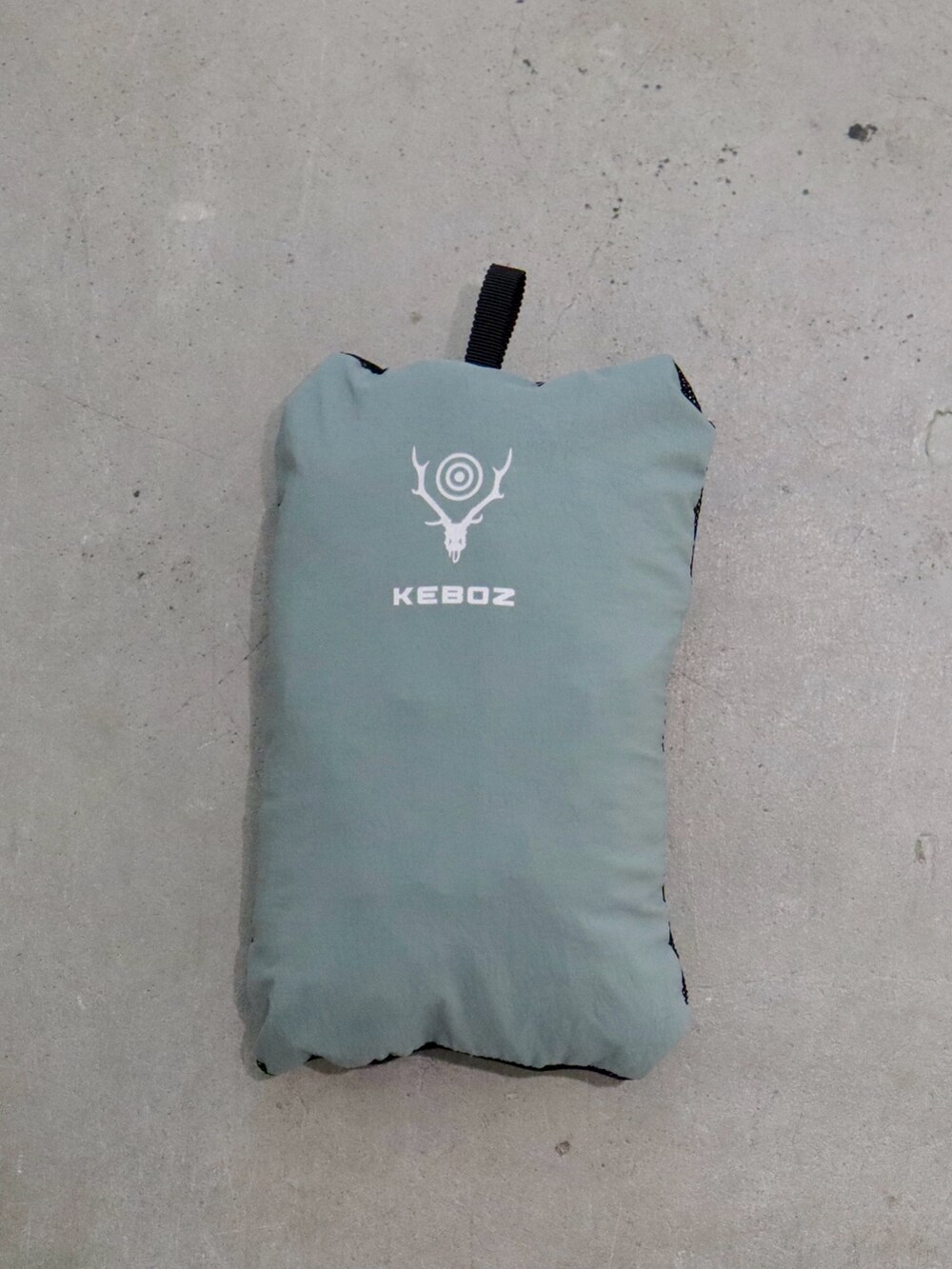 グリーン系のTシャツ/カットソー、グリーン系のチノパンツ、グリーン系のキャップを着用したメンズの秋コーディネートの5枚目の写真