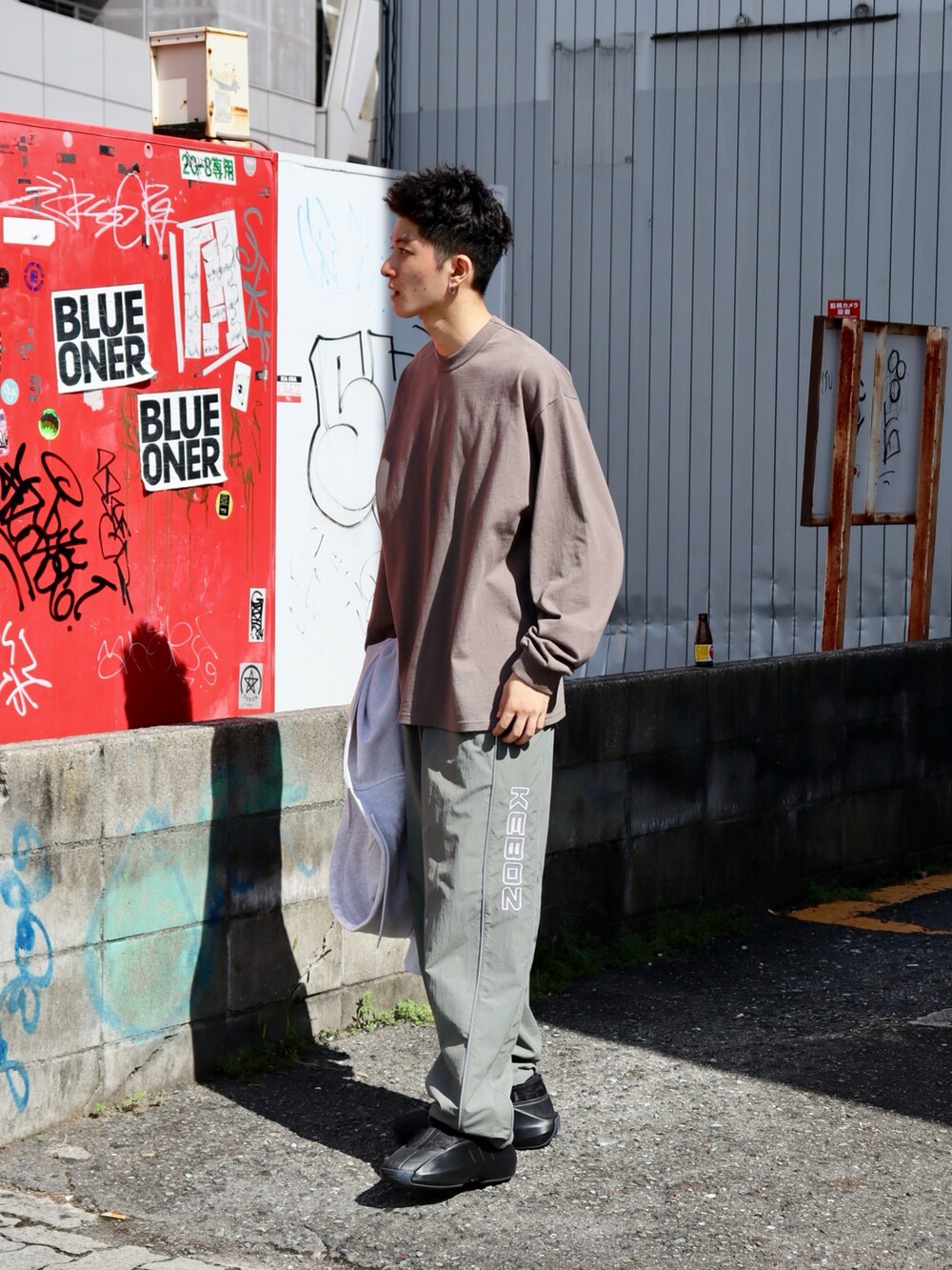 グレー系のパーカー、ブラウン系のTシャツ/カットソー、グレー系のその他パンツを着用したメンズの秋コーディネートの3枚目の写真