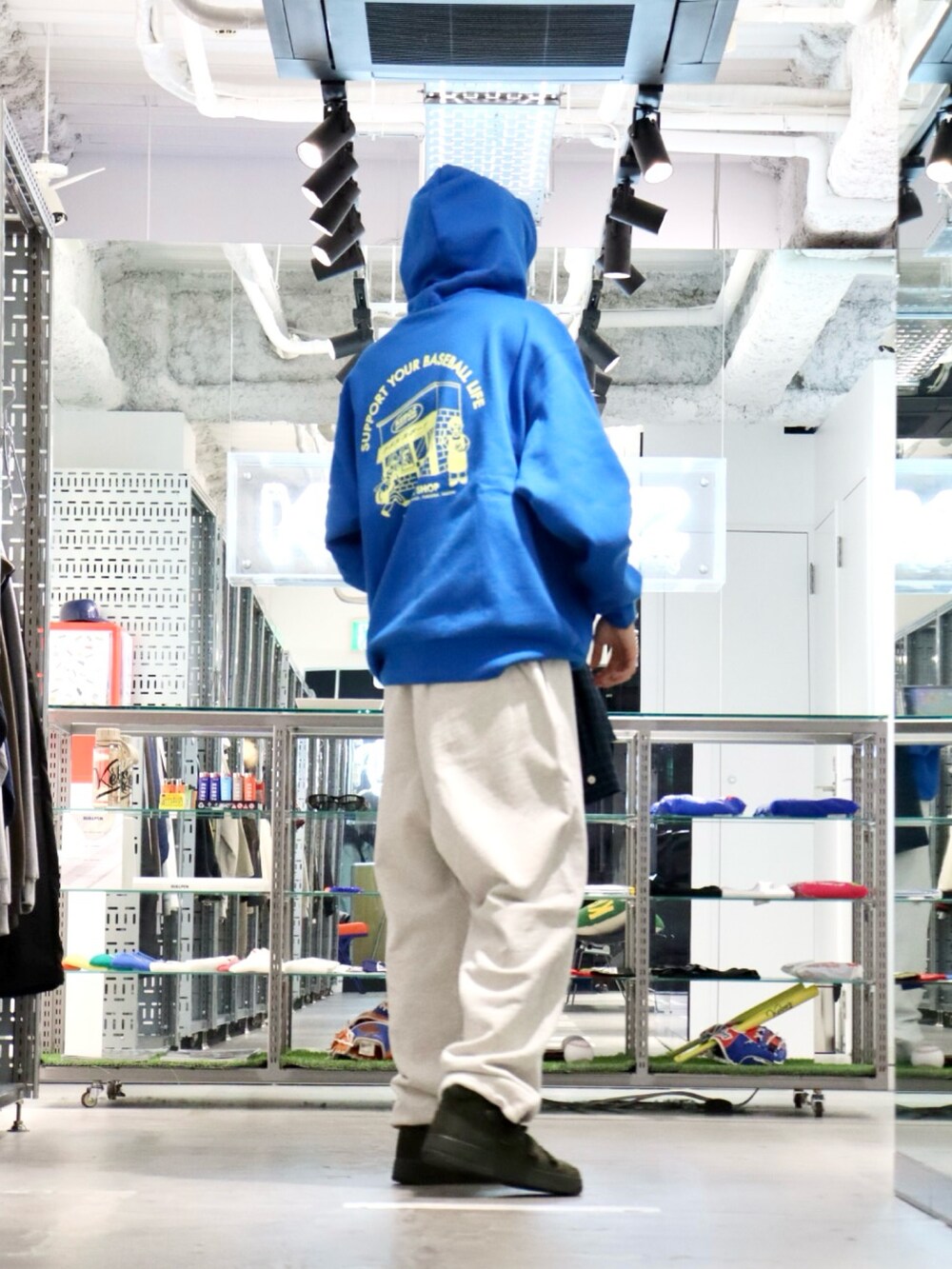 ブルー系のパーカー、ブラック系のシャツ/ブラウス、グレー系のスウェットパンツを着用したメンズの冬コーディネートの3枚目の写真