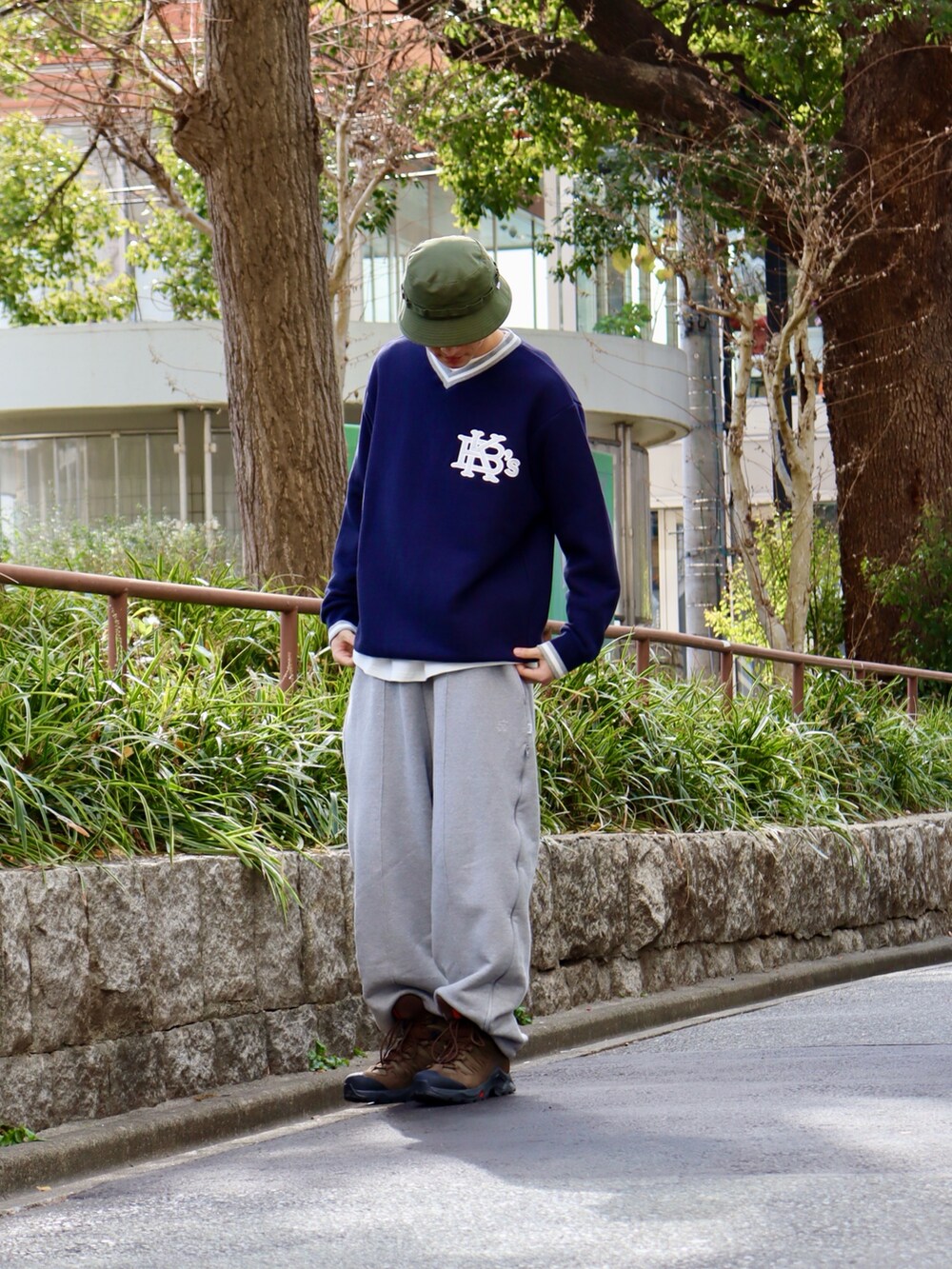 「休日スタイル、カジュアルスタイル、春、ベーシック/トラッド、キレイめカジュアル、春服、お出かけコーデ、ロンT、春アウター、春服コーデ、トレンド」｜「KEBOZのFKB JUNGLE HAT（ハット、グリーン系）」を使った、kouketsutomoyaさん（メンズ・180cm）の冬コーディネートの3枚目の写真