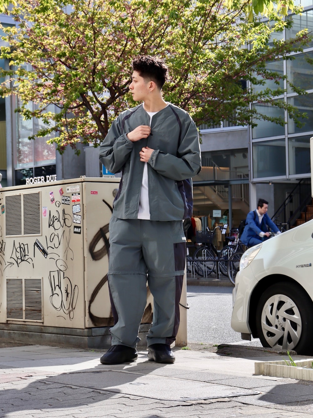「スカーフ、ハーフパンツ、春色、春めき満開コーデ、お出かけコーデ、シンプルコーデ、春コーデ、春服、初春コーデ、休日スタイル」｜「KEBOZのSUPPLEX CONVERTIBLE SIDE MESH BASEBALL SHIRT（シャツ/ブラウス、グレー系）」を使った、kouketsutomoyaさん（メンズ・180cm）の春コーディネートの2枚目の写真