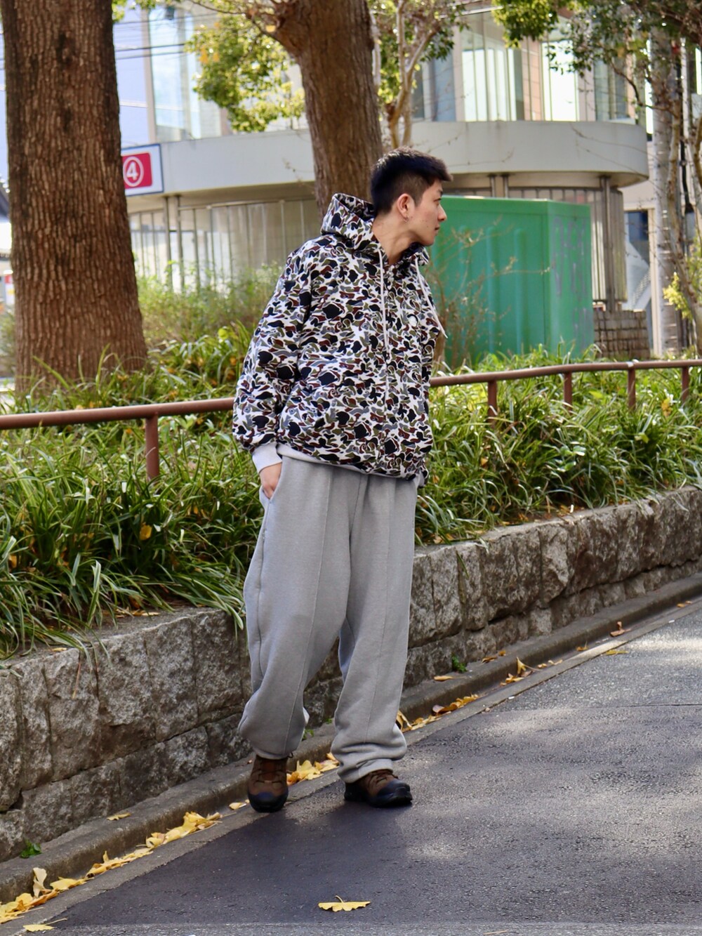 その他のパーカーを着用したメンズの冬コーディネートの2枚目の写真