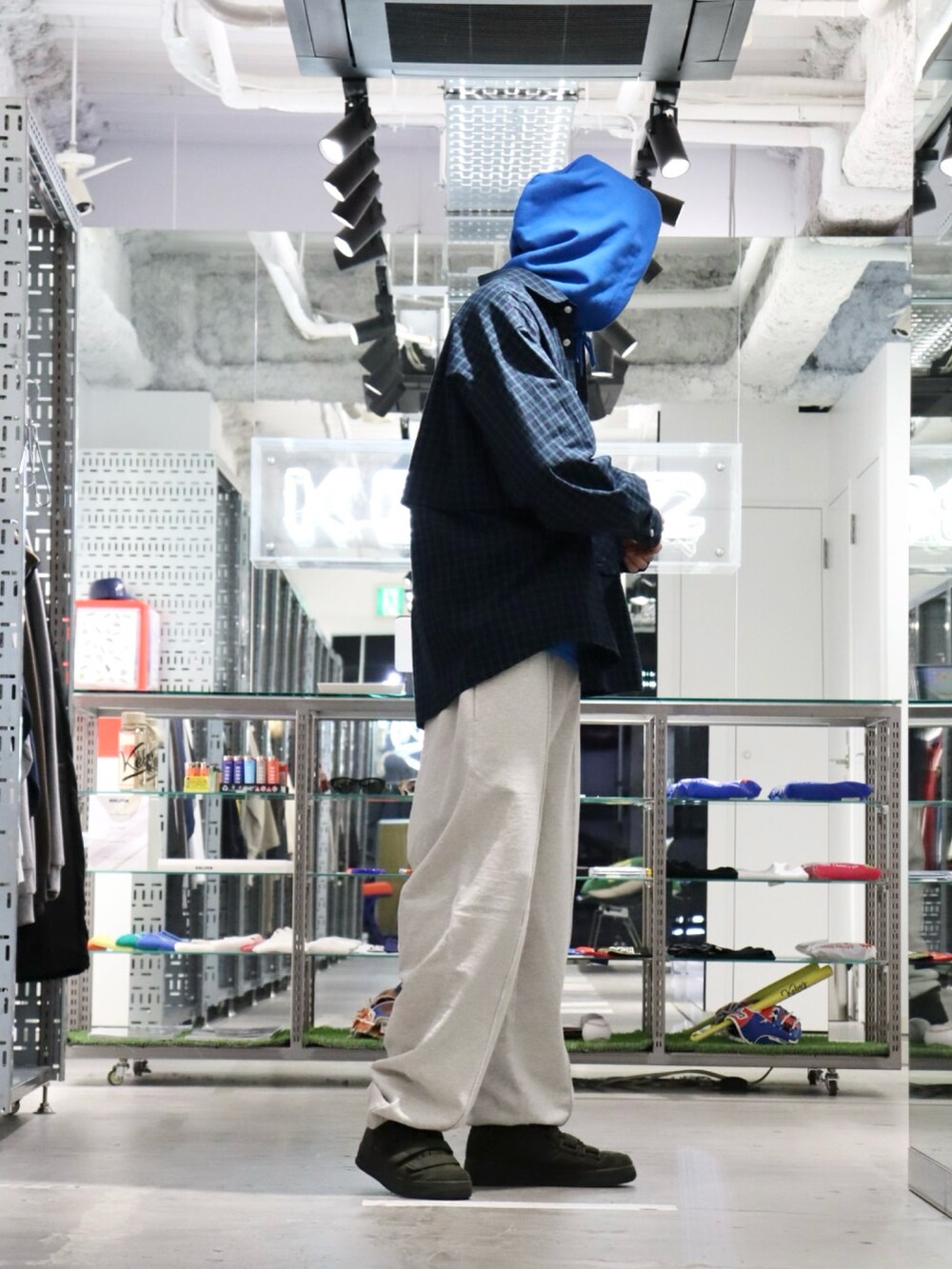 ブルー系のパーカー、ブラック系のシャツ/ブラウス、グレー系のスウェットパンツを着用したメンズの冬コーディネートの2枚目の写真