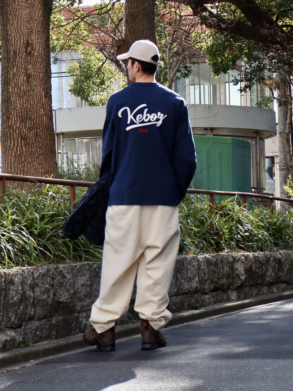 「休日スタイル、カジュアルスタイル、春、お出かけコーデ、デニム、春服、ロンT、アウター、ベージュ」｜「KEBOZのEFG 6 PANNEL CAP（キャップ、ベージュ系）」を使った、kouketsutomoyaさん（メンズ・180cm）の冬コーディネートの3枚目の写真