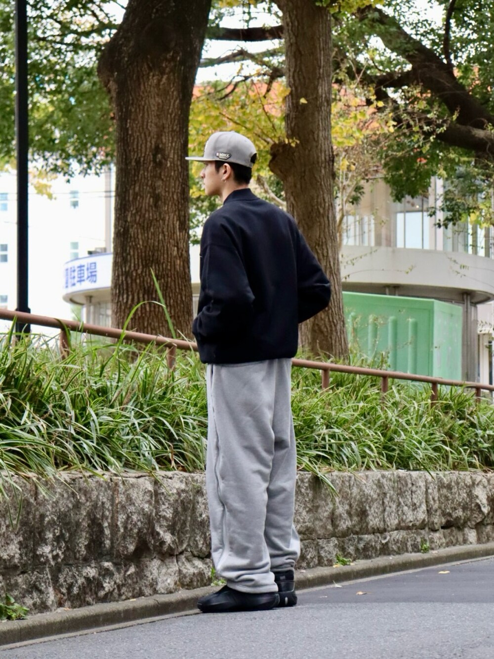 「モノトーン、キャップ、冬、秋冬コーデ、休日スタイル、秋服」｜「KEBOZのKAC WAPPEN SWEAT VARSITY JACKET（スタジャン、ブラック系）」を使った、kouketsutomoyaさん（メンズ・180cm）の冬コーディネートの2枚目の写真