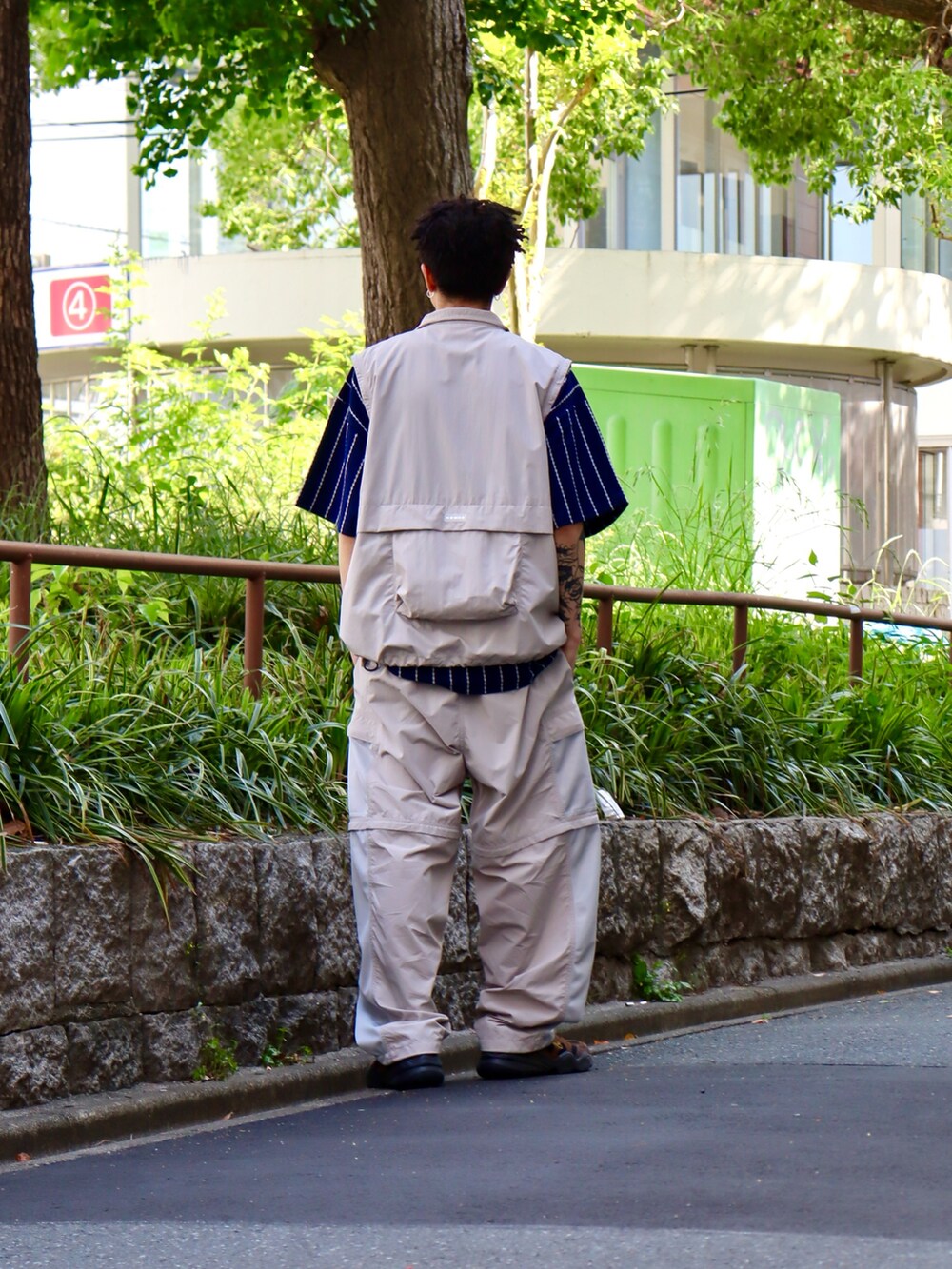 「セットアップ、レイヤードスタイル、ワイドパンツ、ベスト、メンズコーデ、モノトーン、シンプルコーデ、ゆるコーデ、シャツスタイル、リラックススタイル、シンプル、夏ファッション、春夏コーデ、初夏コーデ」｜「KEBOZのSUPPLEX CONVERTIBLE SHIRT VEST（シャツ/ブラウス、ベージュ系）」を使った、kouketsutomoyaさん（メンズ・180cm）の春コーディネートの2枚目の写真