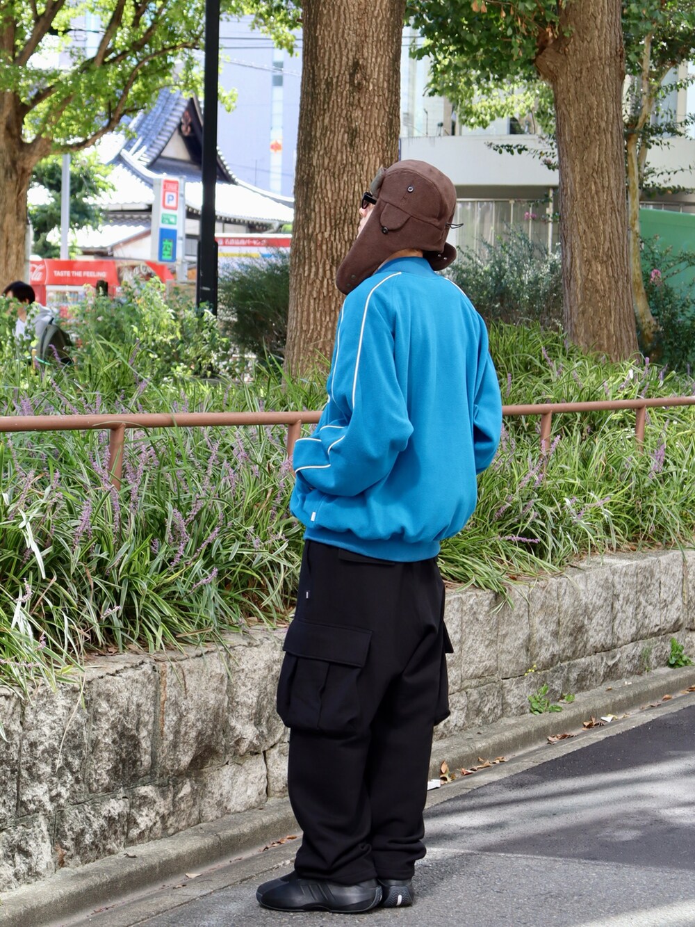 ブルー系のスタジャン、ブラック系のスウェットパンツ、ブラック系のTシャツ/カットソーを着用したメンズの秋コーディネートの2枚目の写真