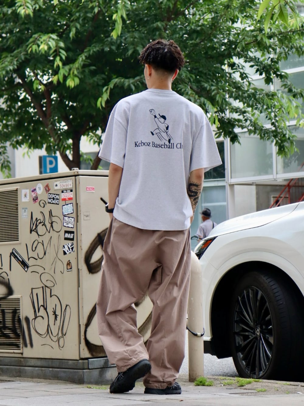 「柄シャツ、お出かけコーデ、春夏コーデ、ゆるコーデ、ベージュ」｜「KEBOZのCURVE PANTS（その他パンツ、グレー系）」を使った、kouketsutomoyaさん（メンズ・180cm）の夏コーディネートの4枚目の写真