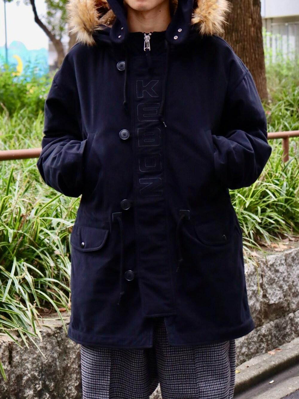 ブラック系のミリタリージャケット、グレー系のその他パンツ、ブラック系のハットを着用したメンズの秋コーディネートの3枚目の写真