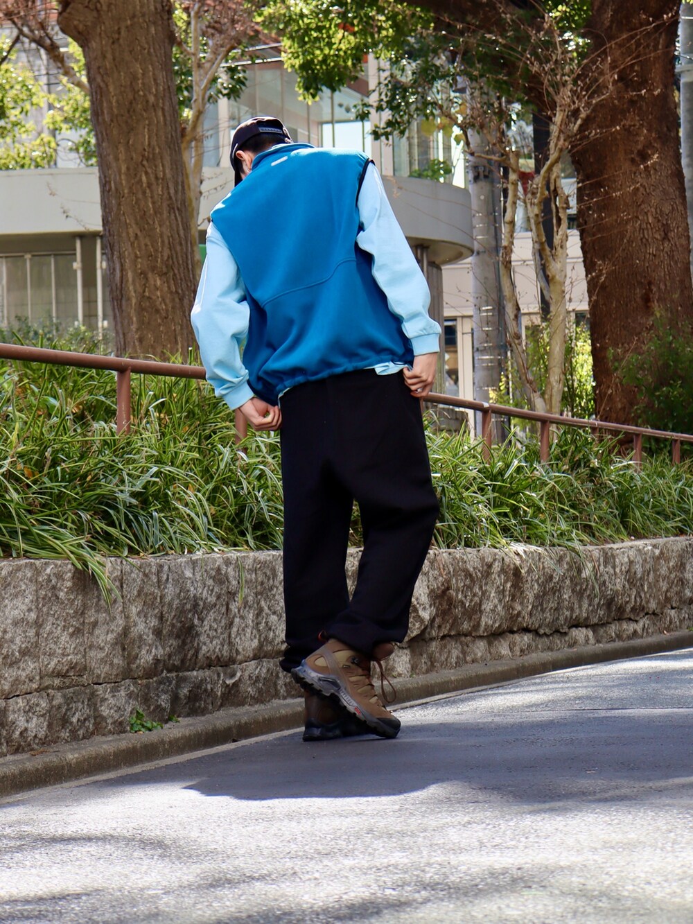 「休日スタイル、カジュアルスタイル、春、お出かけコーデ、ロンT、アウター、春服」｜「KEBOZのMKT CURVED VISOR SNAPBACK CAP（キャップ、ブラック系）」を使った、kouketsutomoyaさん（メンズ・180cm）の冬コーディネートの2枚目の写真
