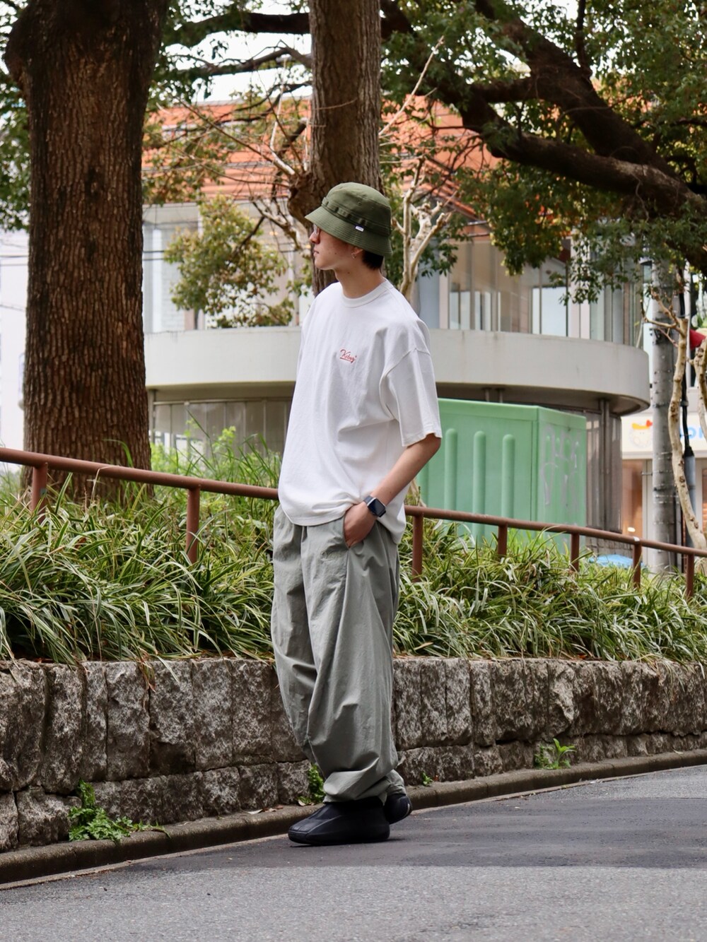 「春色、春めき満開コーデ、休日スタイル、春服コーデ、シンプルコーデ、メンズコーデ、ストリートファッション、きれいめカジュアル、キャップ、おでかけコーデ、厚底シューズ、ストリート」｜「KEBOZのFKB JUNGLE HAT（ハット、グリーン系）」を使った、kouketsutomoyaさん（メンズ・180cm）の春コーディネートの2枚目の写真