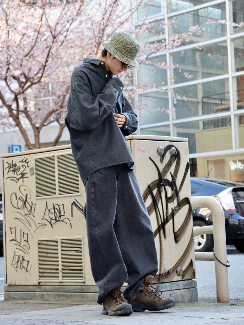 「ジャケット、春コーデ、大人コーデ、オトナカジュアル、春服コーデ、メンズコーデ、シンプルスタイル、シャツスタイル、ワイドデニム、デニム、お出かけコーデ、おでかけコーデ、サングラス、シャツコーデ、セットアップスタイル」｜「KEBOZのDENIM SHIRT（シャツ/ブラウス、ブラック系）」を使った、kouketsutomoyaさん（メンズ・180cm）の春コーディネートの2枚目の写真