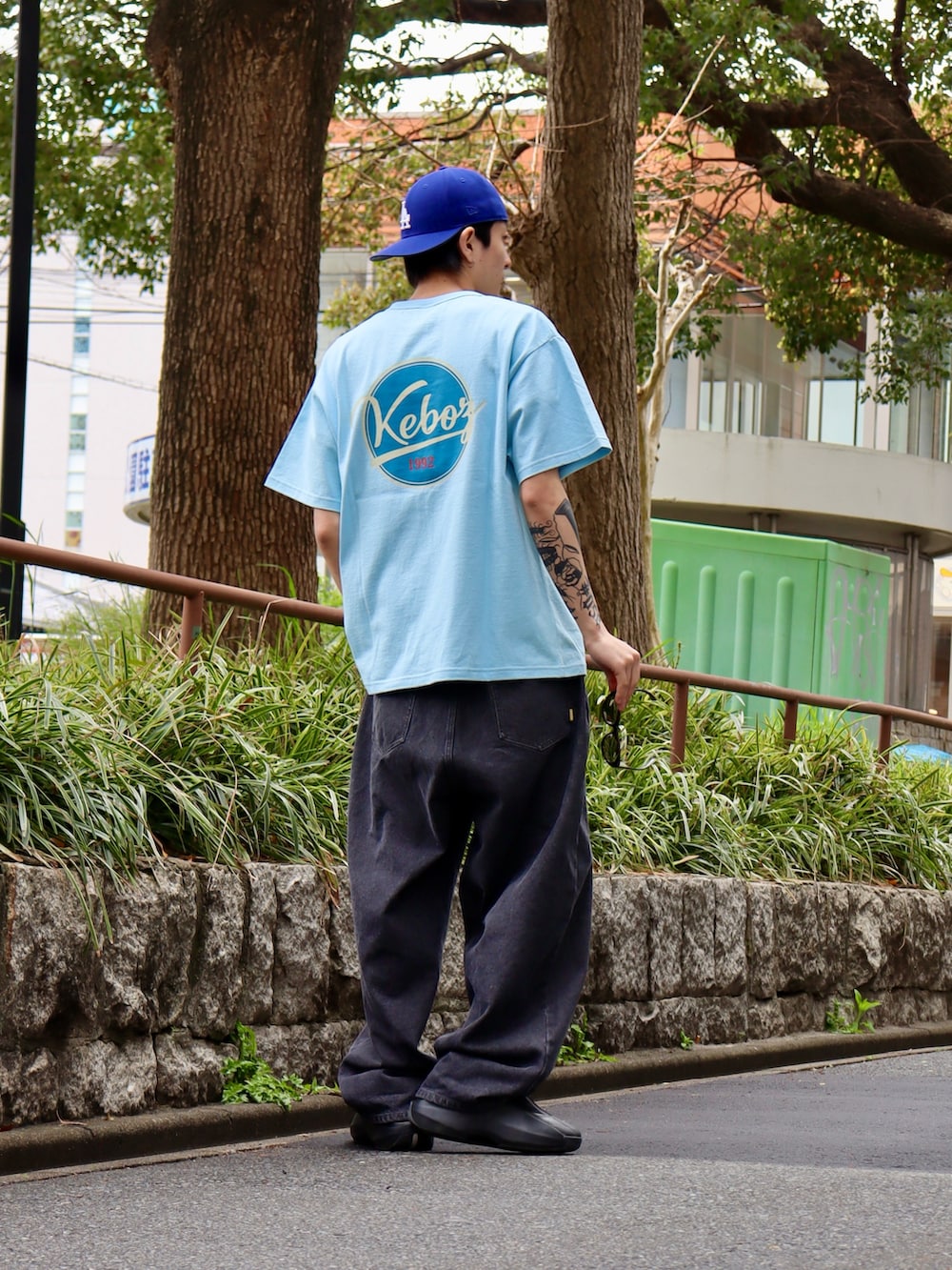 「ジャケット、春色、春めき満開コーデ、休日スタイル、デニムコーデ、春服コーデ、レイヤードスタイル、シンプルコーデ、メガネ男子、メンズコーデ、ストリートファッション、キャップ、気温10度から14度、おでかけコーデ、ストリート」｜「KEBOZのSUPPLEX CONVERTIBLE JACKET 25SS（ナイロンジャケット、ホワイト系）」を使った、kouketsutomoyaさん（メンズ・180cm）の春コーディネートの2枚目の写真