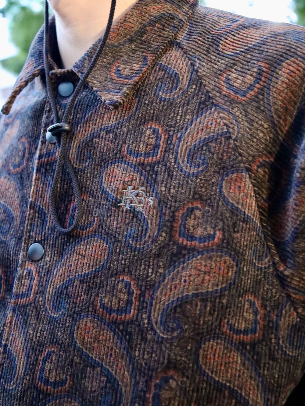 ブラウン系のブルゾン、ブラウン系のスウェットパンツ、グレー系のハットを着用したメンズの冬コーディネートの4枚目の写真