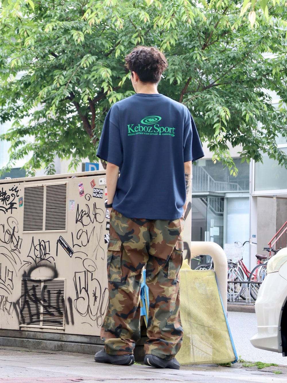 「柄シャツ、ワイドパンツ、シャツスタイル、カーゴパンツ、スニーカー、休日スタイル、メンズファッション、夏コーデ、今日のコーデ、ストライプシャツ、大学生、ミリタリー、高身長コーデ」｜「KEBOZのMESH STRIPE BASEBALL JERSEY（シャツ/ブラウス、ブルー系）」を使った、kouketsutomoyaさん（メンズ・180cm）の夏コーディネートの4枚目の写真