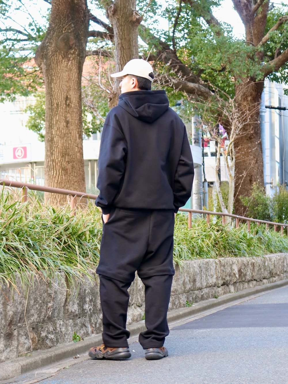 「休日スタイル、キャップ、春服、ストリートコーデ、春、ストリート、ブラック」｜「KEBOZのEFG 6 PANNEL CAP（キャップ、ベージュ系）」を使った、kouketsutomoyaさん（メンズ・180cm）の冬コーディネートの2枚目の写真