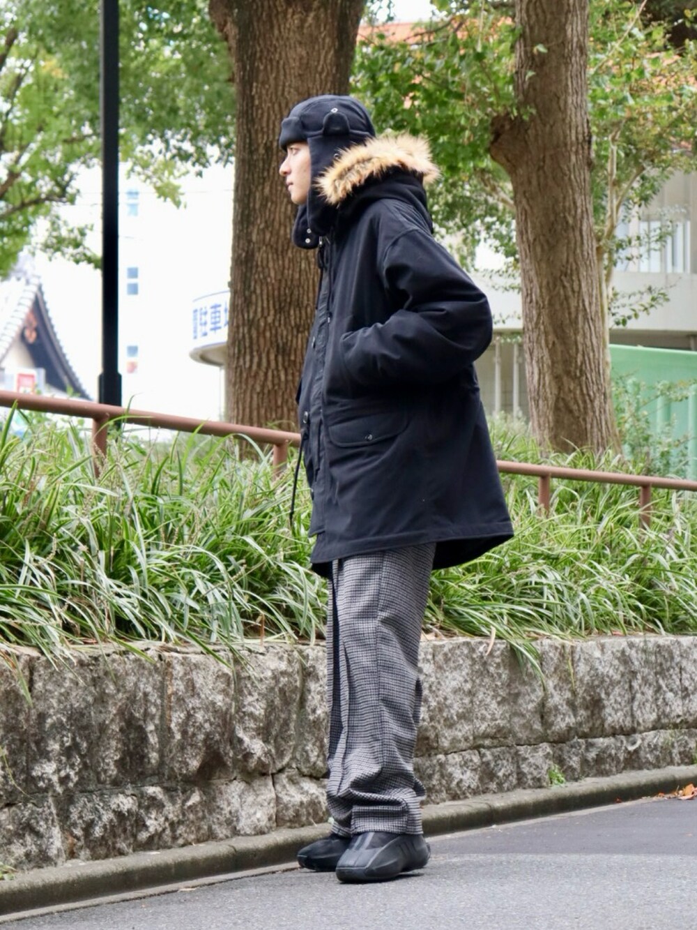 ブラック系のミリタリージャケット、グレー系のその他パンツ、ブラック系のハットを着用したメンズの秋コーディネートの2枚目の写真